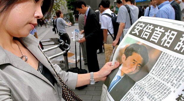 Il premier giapponese Abe si è dimesso: «Non sto bene, mi faccio da parte»