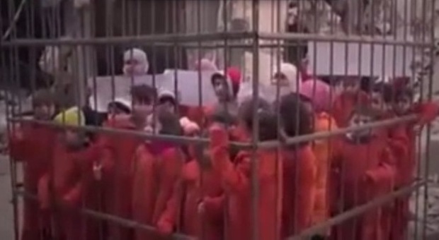 Siria, bimbi chiusi in gabbia come il pilota ucciso: ecco perché