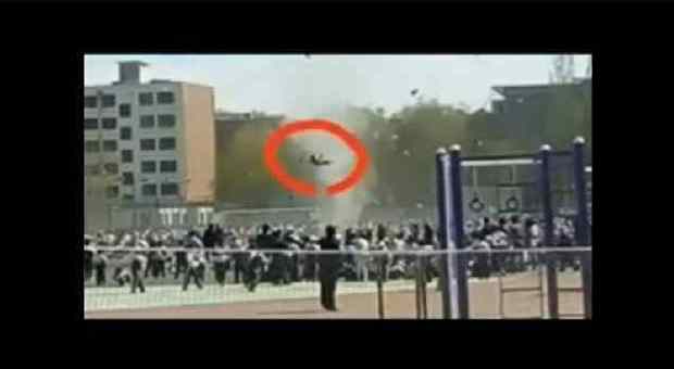 Cina, tornado nel campetto della scuola: una bambina vola in aria