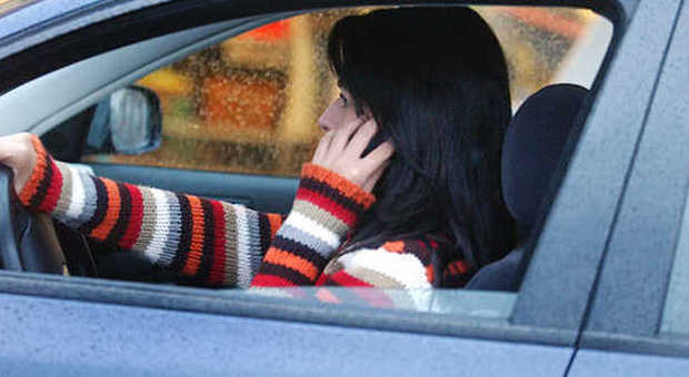 Allarme dell'Asaps: il 12,4% degli italiani usa il telefonino mentre guida