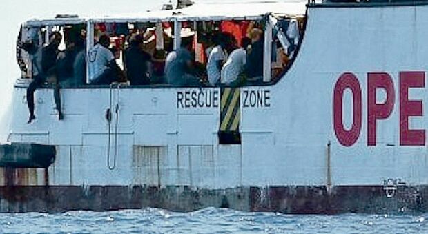 Soccorsi in mare 300 migranti: Open Arms arriva in porto. A bordo anche 5 bambini, piano di accoglienza curato dalla Prefettura