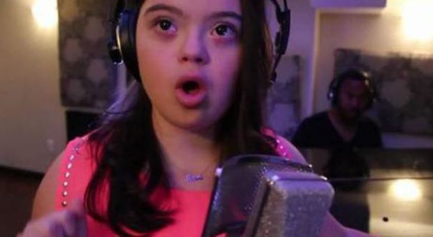 Sindrome di down, a 12 anni canta e affascina il web: ragazza fa il boom di ascolti