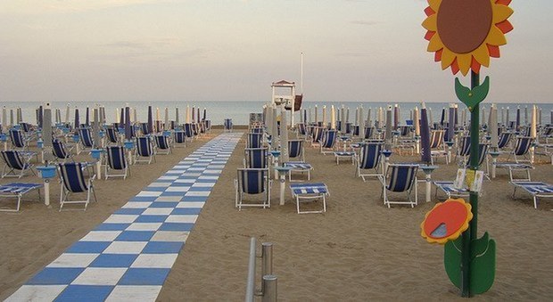 Stessa spiaggia, stesso prezzo: aumenti minimi per gli ombrelloni