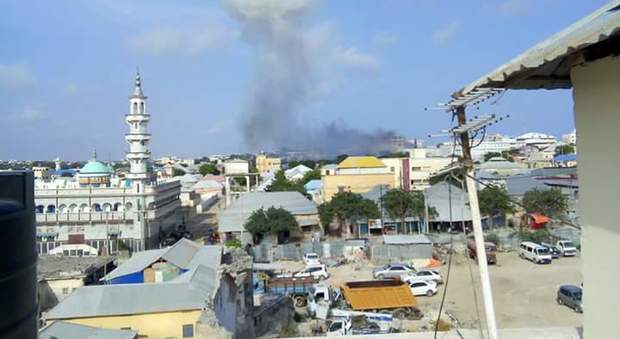 Mogadiscio, esplosione e colpi di arma da fuoco vicino al Parlamento