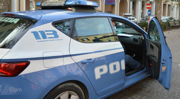 Ancona, ubriaca semina il panico in negozio e aggredisce i poliziotti: via dal Piano per due anni