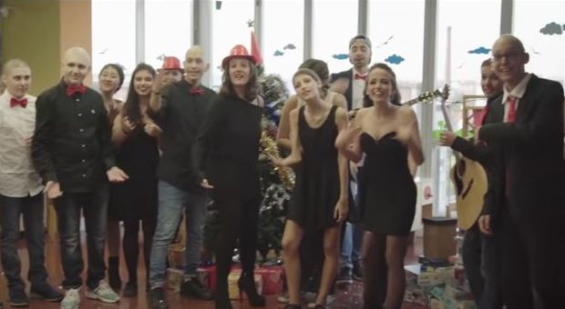 Scena del video «Palle di Natale (Smile! It's Christmas Day)»