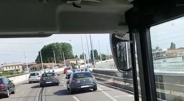 Incidente sul ponte della Libertà, tram fermo per 40 minuti