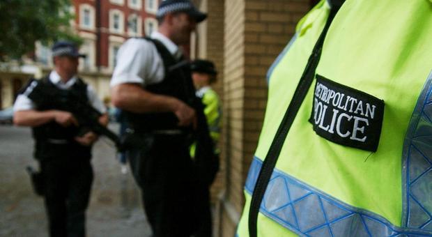 La polizia londinese fuori da una stazione della metro