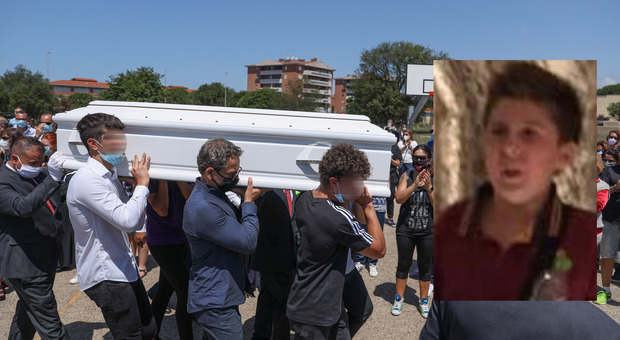 I funerali di Mattia, morto a 14 anni: la maglia di Totti sulla bara bianca. Il parroco: «È un mondo di m...»
