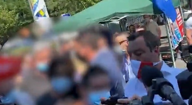 Il figlio di Selvaggia Lucarelli contesta Salvini: «Omofobo e razzista». Il 15enne identificato dalla polizia