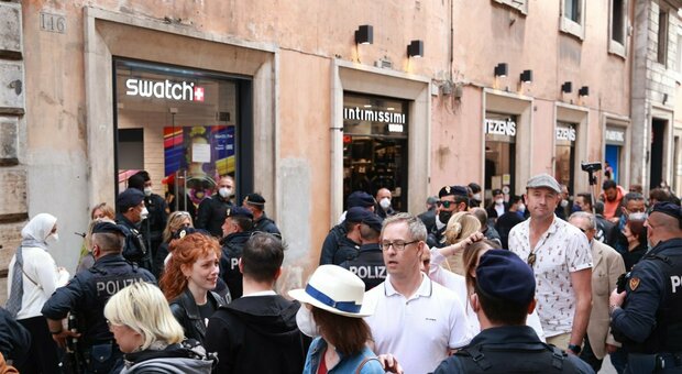 Moonwatch mania, ressa nei negozi Swatch di tutta italia. La riproduzione del celebre Speedmaster rivenduta a 1.800 euro sul web