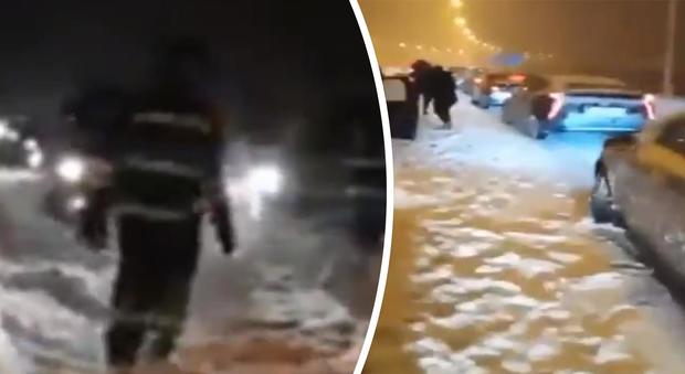 Spagna, bufera di neve a Madrid, centinaia di automobilisti bloccati per tutta la notte: le immagini