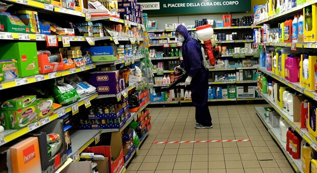 Donna saccheggia gli scaffali del supermarket, ad aiutarla un bambino di 6 anni