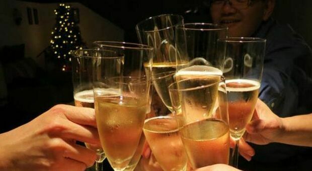 Brindisi delle feste, attenzione alle truffe: Prosecco e Amarone i vini più contraffatti nel mondo