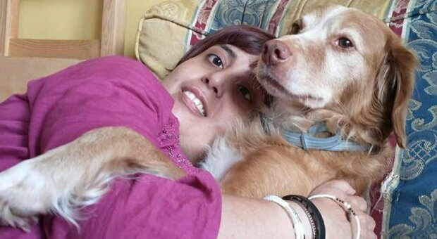 «Niente animali in casa»: sfrattata Camilla Di Pace, la non vedente che vive con il cane-guida