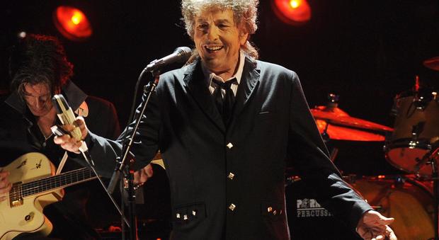 Bob Dylan, scompare dal suo sito frase sul Nobel. L'Accademia non è riuscita ancora a parlargli