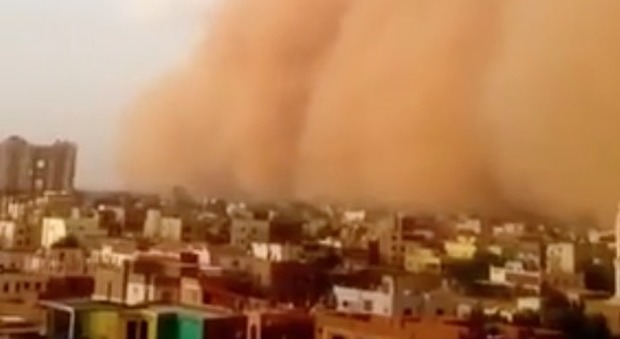Sudan, il cielo si tinge di rosso sangue: il passaggio dell'haboob è spaventoso
