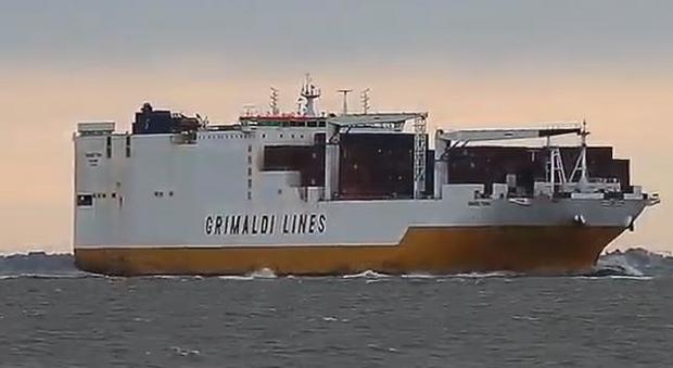 Blitz a bordo: le forze speciali liberano la nave cargo italiana occupata dai migranti a largo di Londra