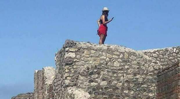 Pompei, turista sale sul tetto delle antiche terme per scattare un selfie: «Atto deplorevole», acquisite le immagini
