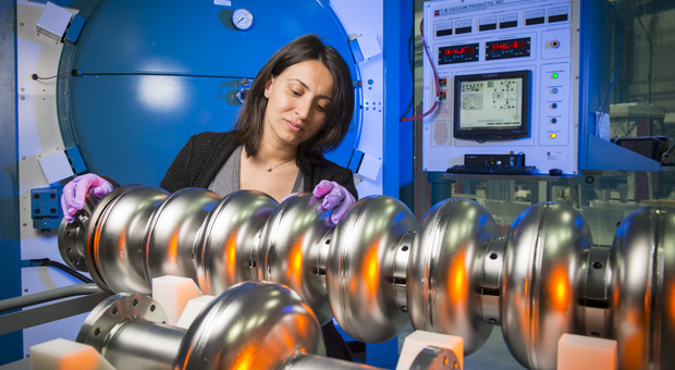 Anna Grassellino con il superconduttore RF Cavity (foto Reidar Hahn)