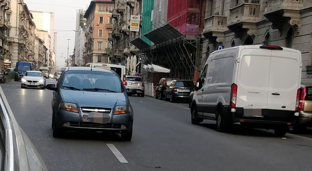 Milano, il parcheggio più pazzo del mondo: l'auto in mezzo alla strada FOTO