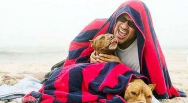 L'ultimo regalo al cagnolino malato di cancro: per Diuki un bagno nell'oceano