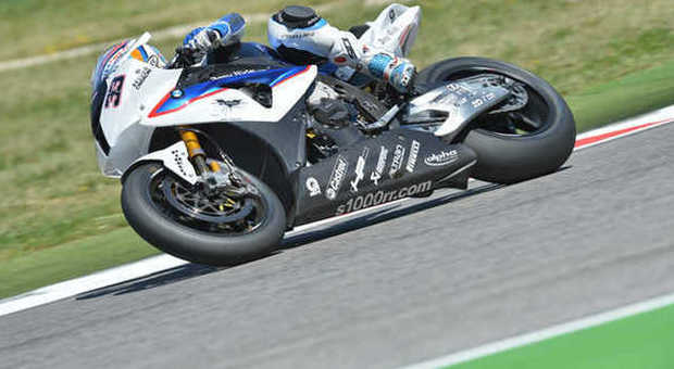 La BMW S1000RR che ha vinto gare del Mondiale impegnata sulla pista di Misano