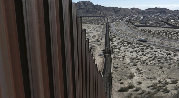 L'idea di Trump: pannelli solari sul muro del Messico per rifarsi dei costi