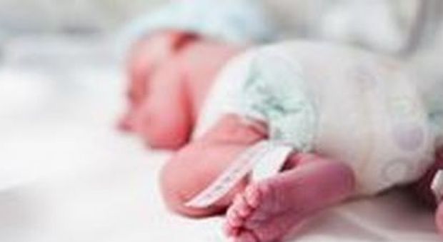L'infermiera cade in ospedale: bimbo di due mesi schiacciato