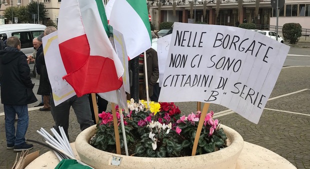 I cartelloni posizionati in piazza Roma