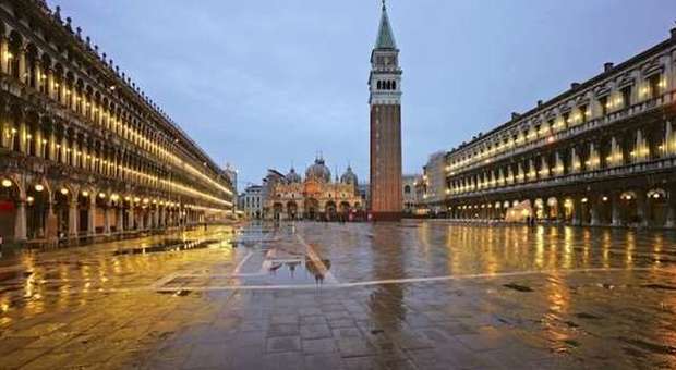 Venezia, caccia all'uomo in piazza San Marco: 5 incappucciati per "giustiziare" un ambulante