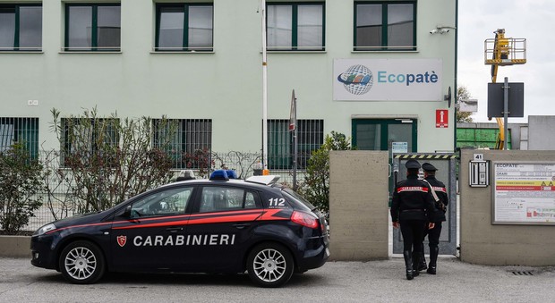 Carabinieri sul luogo in cui è stato trovato il corpicino della neonata