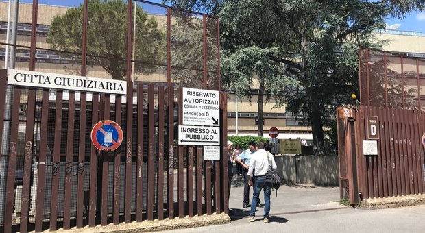 Roma, rubavano materiale informatico in tribunale: arrestati padre e figlio