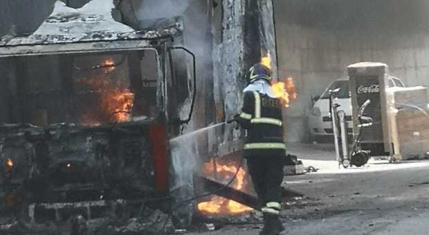 Statale sorrentina, camion in fiamme: paura ma nessun ferito