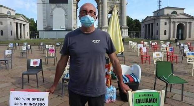 Milano, tornano le sedie della rabbia: protesta di ristoratori e partite Iva. Paolo Polli in sciopero della fame: «Siamo allo stremo»