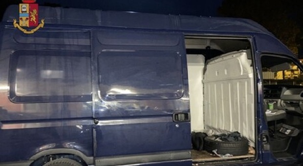 Furgone usato da passeur per trasportare clandestini: due arresti al confine goriziano