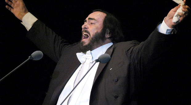 Pesaro ricorderà Luciano Pavarotti con una statua davanti al Teatro Rossini
