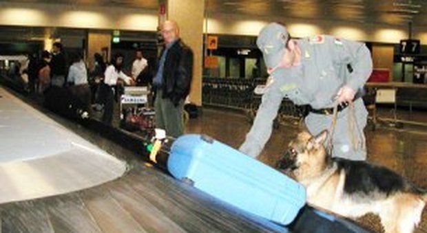 Un chilo e mezzo di ecstasy nel bagaglio: sequestro record in aeroporto
