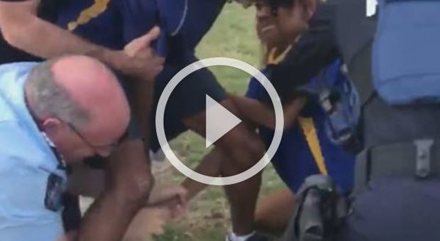 Poliziotto aggredisce bambina, il video diventa virale su Facebook Guarda