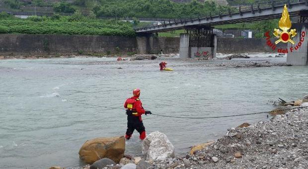 Kayak in balia delle acque del Piave: intervengono i pompieri