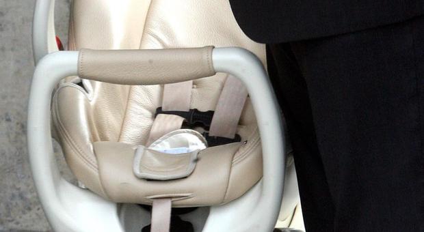 Dimentica il figlio in auto per otto ore: muore bimbo di 17 mesi