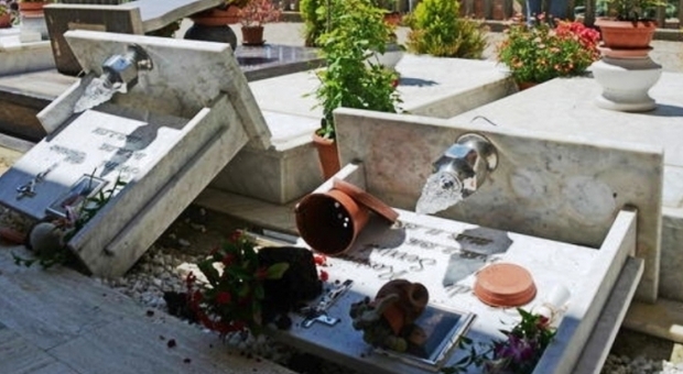 Furti in due cimiteri nel Casertano: rubati alberelli di Natale sulle tombe