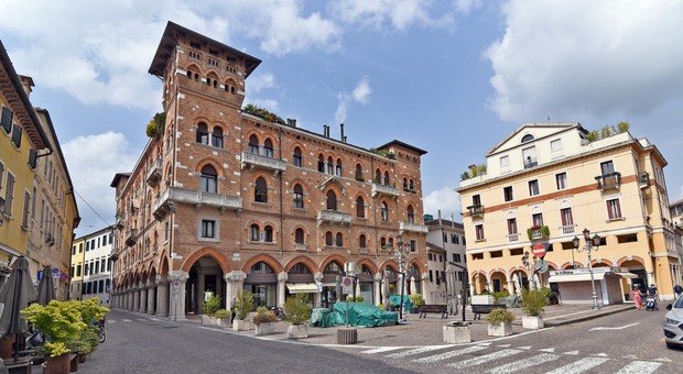Il palazzo neogotico in piazza San Vito a Treviso dell'architetto Luigi Candiani
