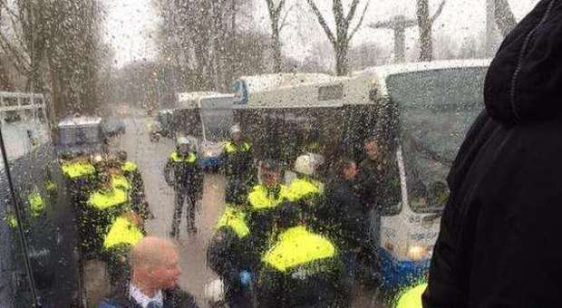 Rotterdam, tifosi romanisti schedati: «La polizia ci ha bloccato per oltre due ore»