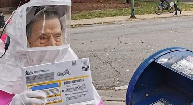A 102 anni esce di casa con uno scafandro anti Covid per votare alle presidenziali Usa: «Il futuro della democrazia è in gioco»