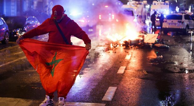 Bruxelles, centinaia di marocchini in centro dopo la vittoria sul Belgio: scene di guerriglia urbana