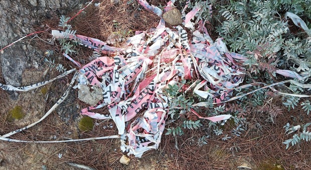 Gallipoli, i nastri di plastica invadono il parco naturale: «Una vergogna senza fine»