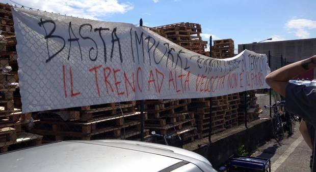 Il quartiere dei Ferrovieri ha protestato contro il ministro Delrio, in visita all'arsenale