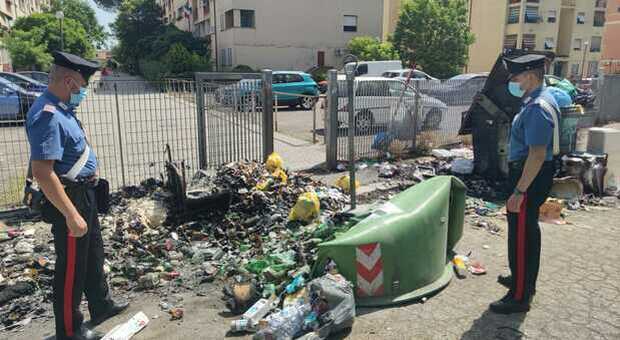 La rabbia contro i rifiuti in strada