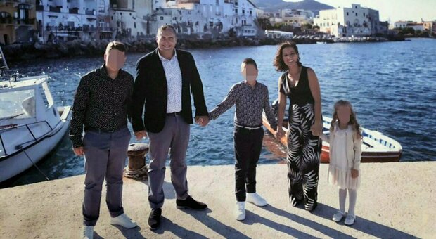 Gianluca Monti con la moglie Valentina Castagna e i tre figli
